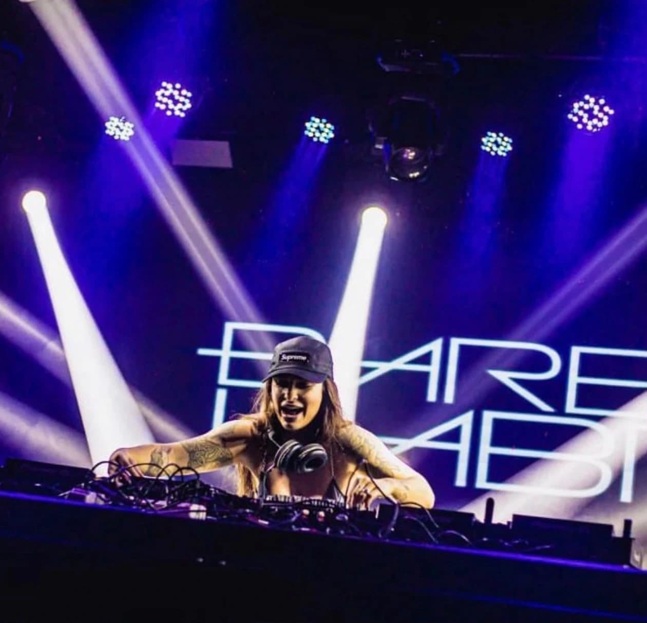 DJ em evento e experiência de marca